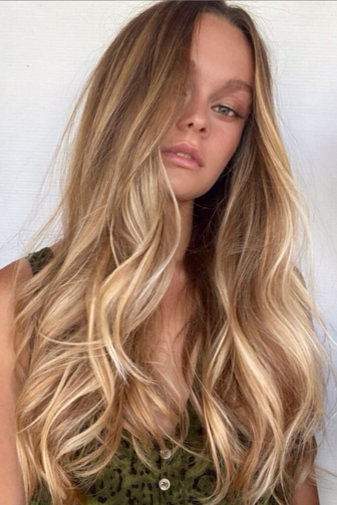 Golden Bronde with Soft Waves and Face-Framing Layers