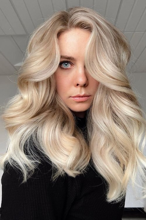 Old Money Blonde with voluminous waves