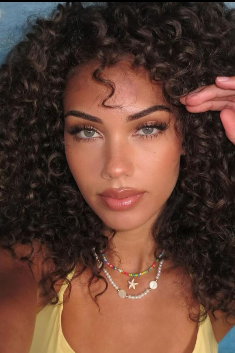 Voluminous natural curls.